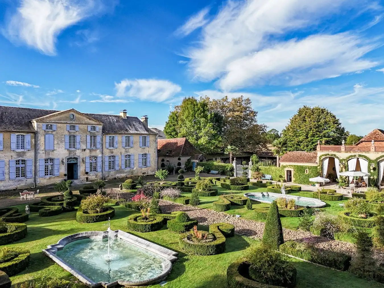 Photos Château XVIIIe siècle au pied des Pyrénées avec jardins formels et dépendances