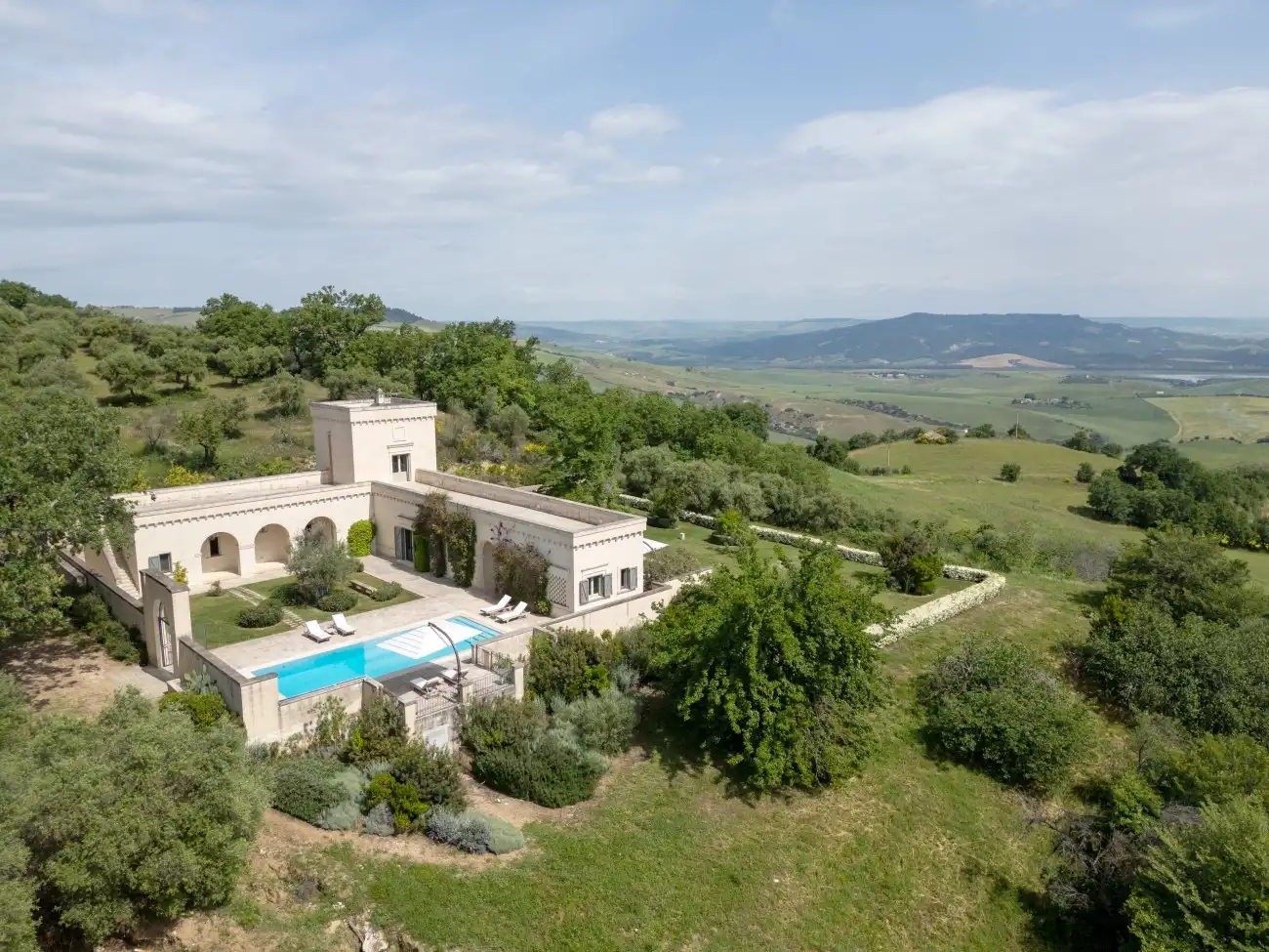 Photos Vente aux enchères privée - Demeure dans le sud de l’Italie avec oliveraie et piscine, près de Matera