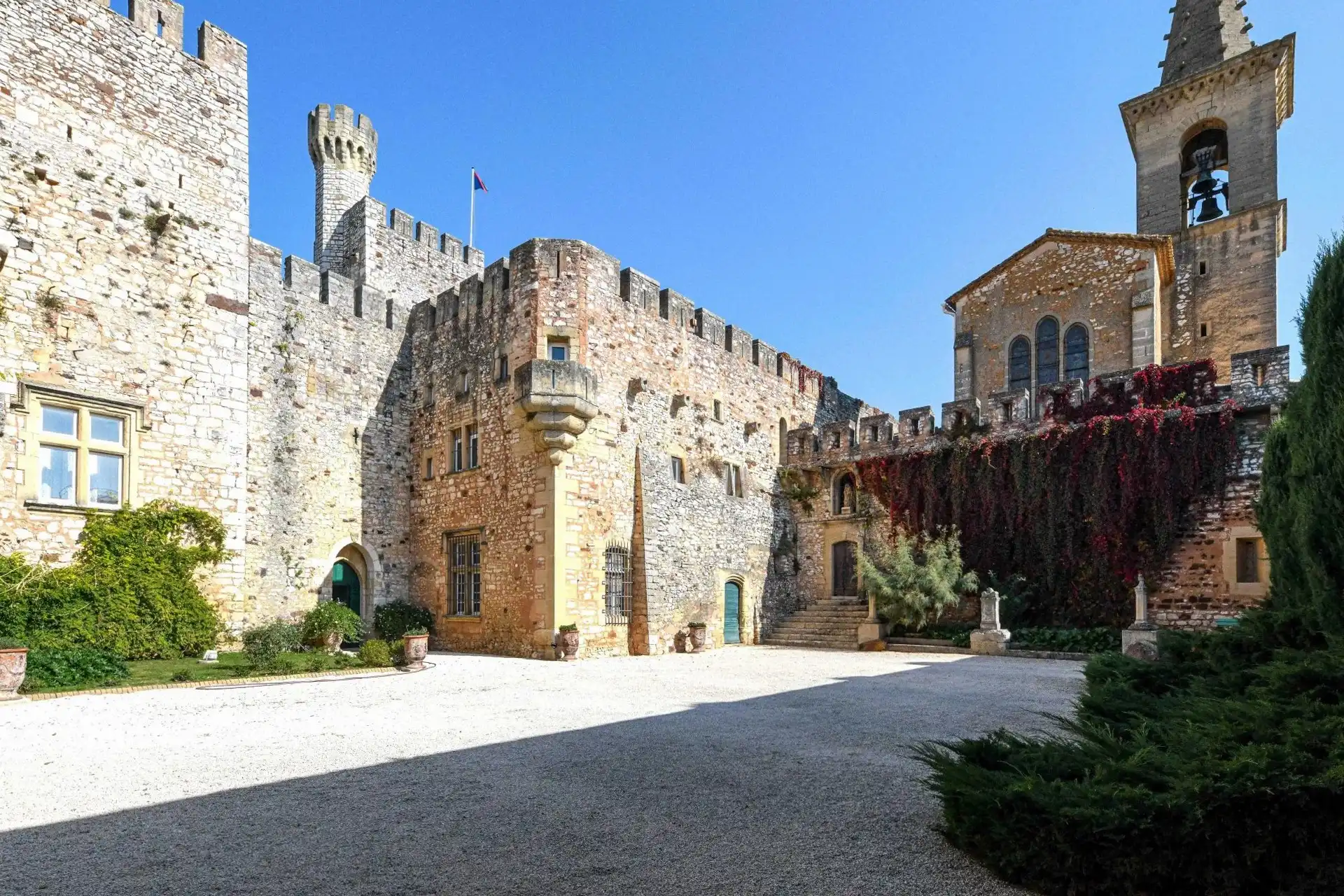 Photos Château fort près d’Uzès avec parc clos et dépendances