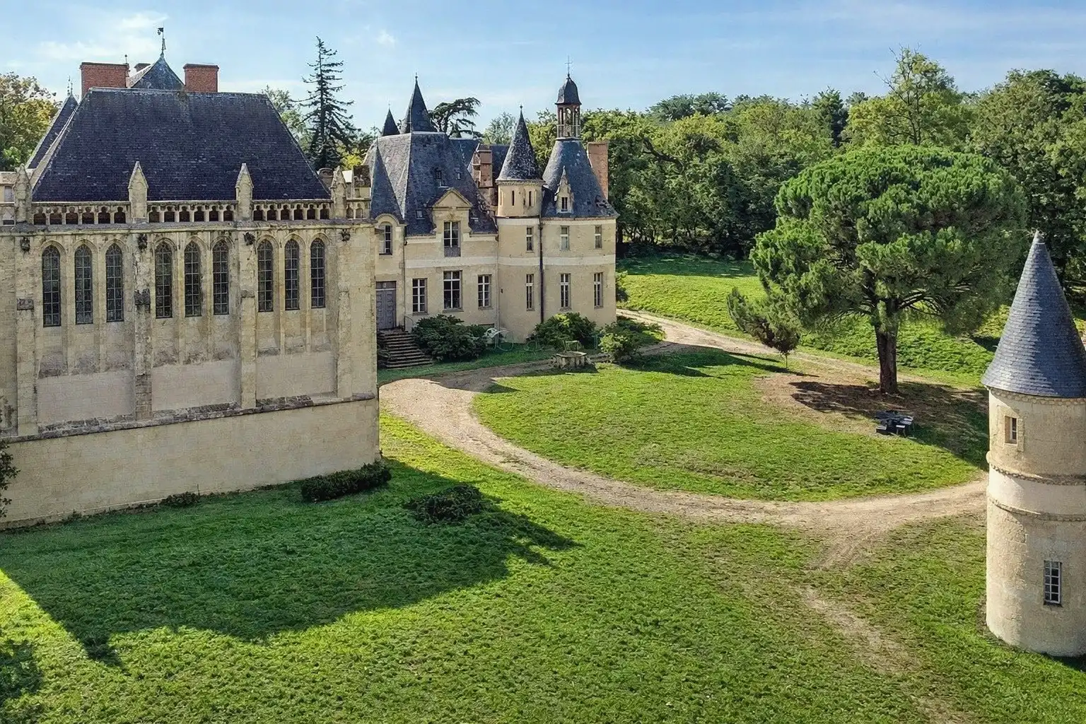 Photos Château du XIXème siècle classé Monument Historique avec chapelle et parc dans le Gers