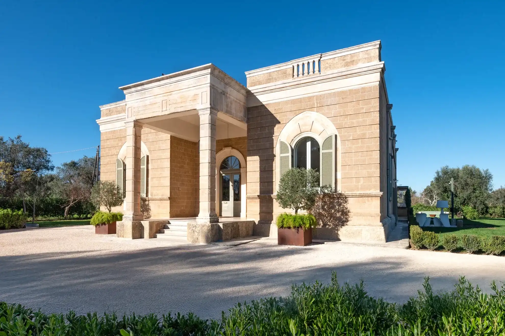 Photos Villa historique en vente aux enchères privées avec piscine et dépendance à Mesagne