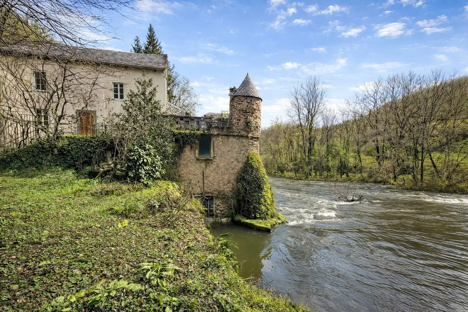Photos Moulin à eau du 16ème siècle avec cascade de 40m - Vallée du Tarn