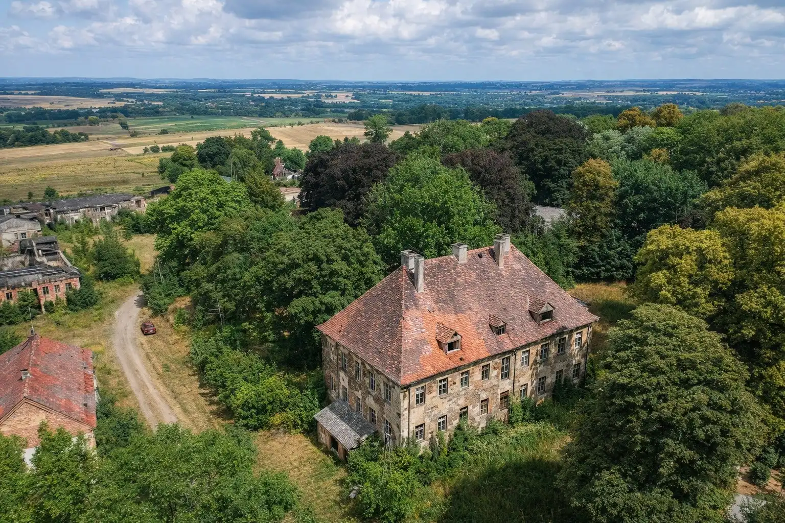 Photos Domaine avec manoir, dépendances et parc dans la région frontalière polono-allemande