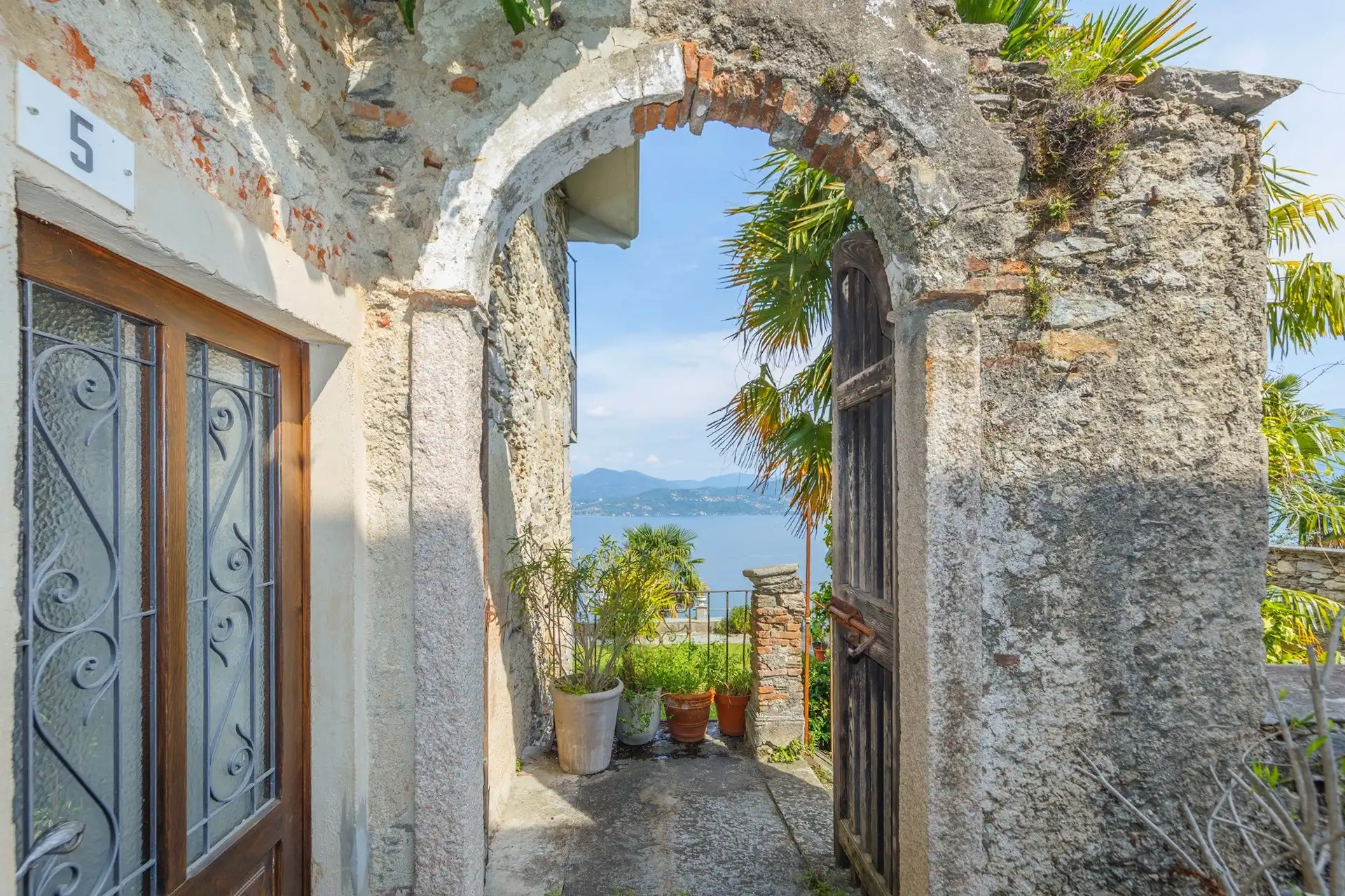 Photos Ancien frantoio avec cour intérieure et vue sur le lac à Germignaga
