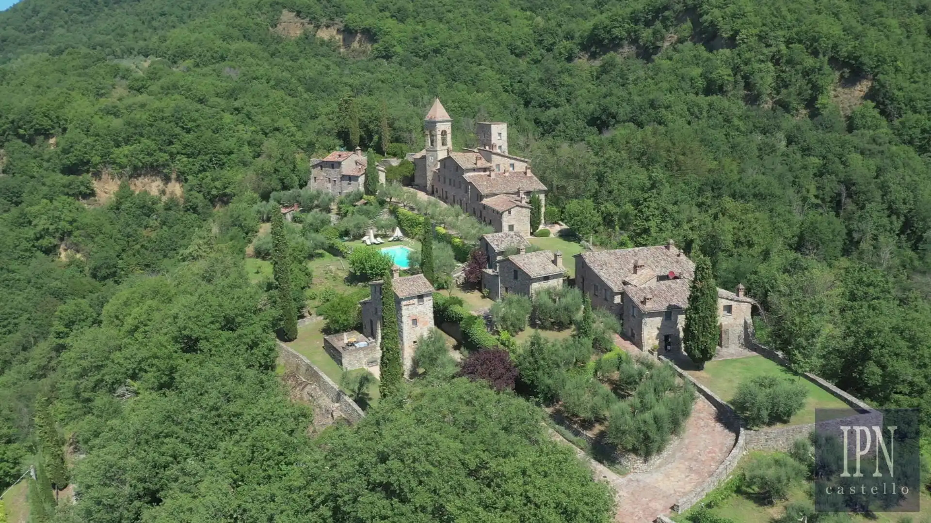 Photos Propriété de caractère avec église dans le hameau médiéval de Monte Migiano