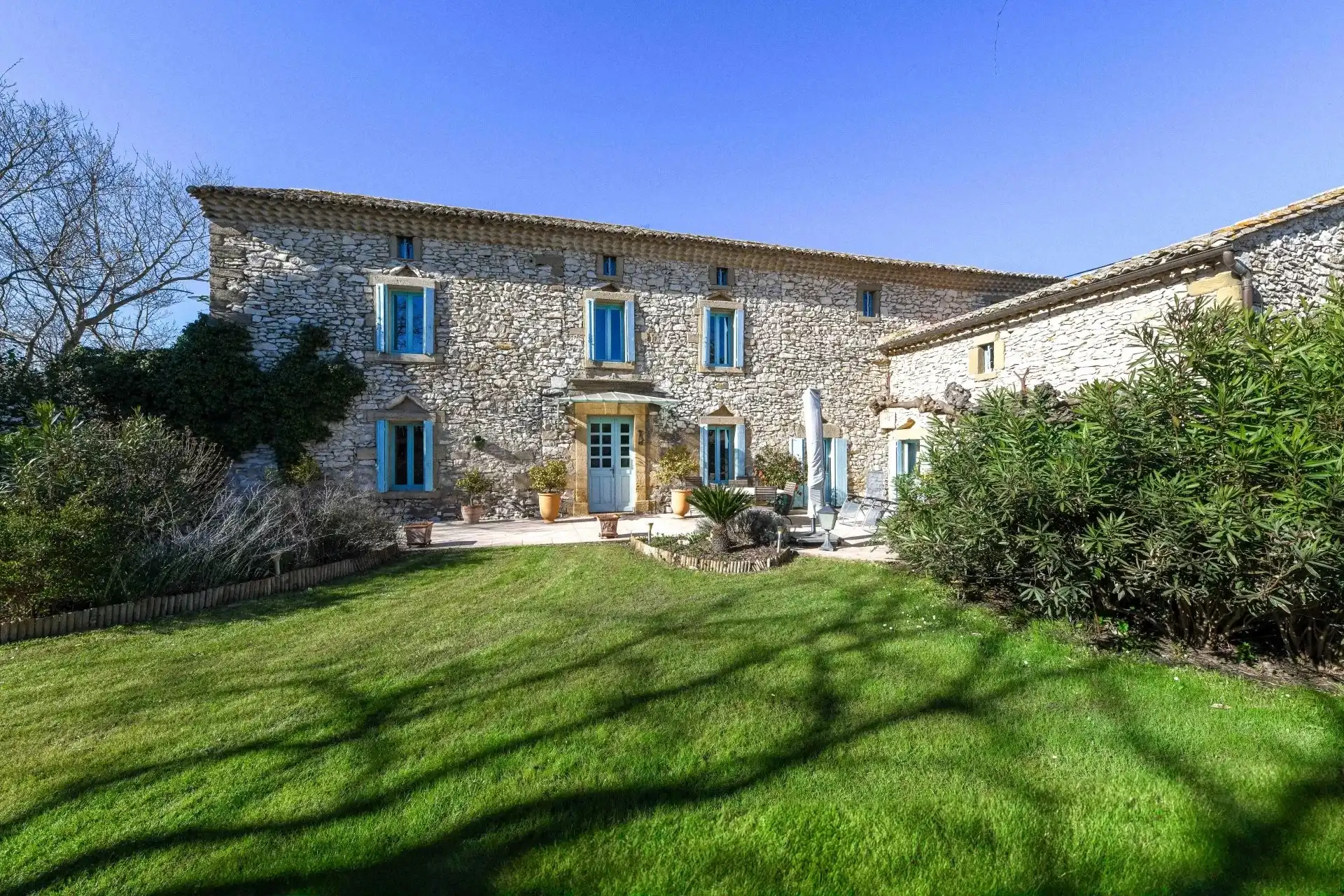 Photos Mas de caractère près d’Uzès avec dépendances, parc de 6 600 m² et piscine