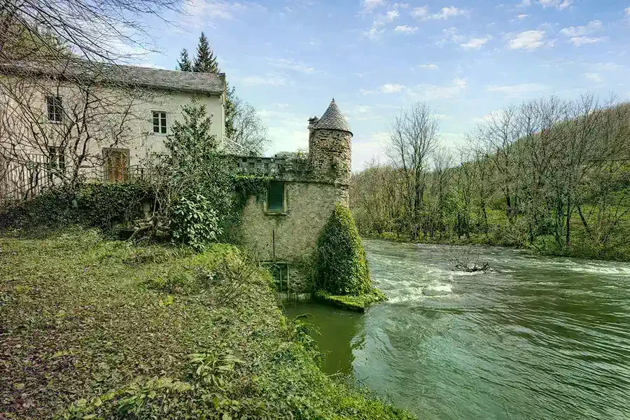 Propriétés historiques, Un moulin, une cascade, vingt ans