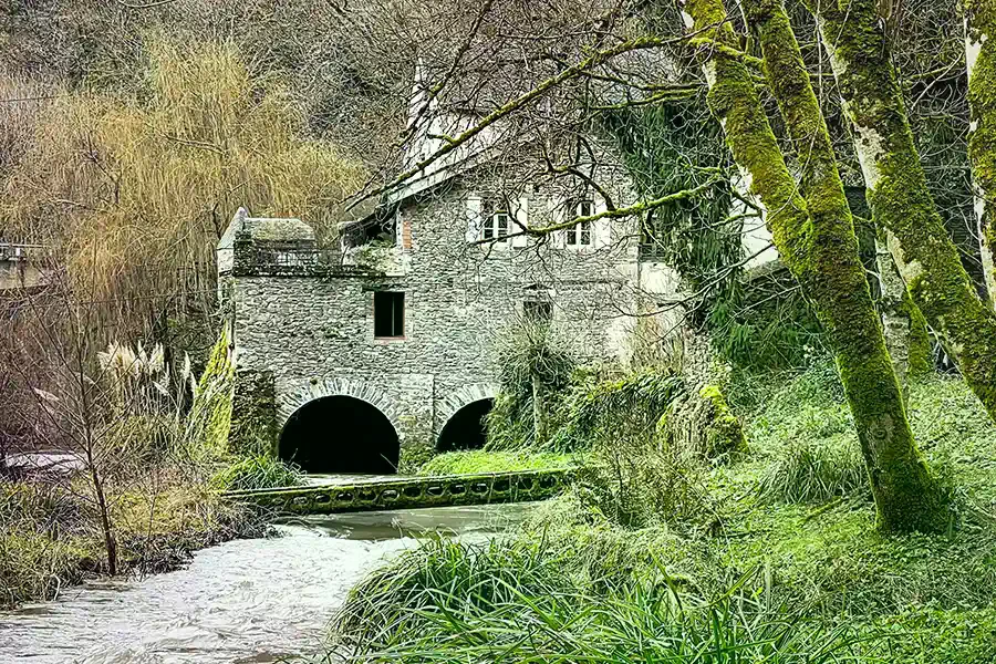 Propriétés historiques, Un moulin, une cascade, vingt ans