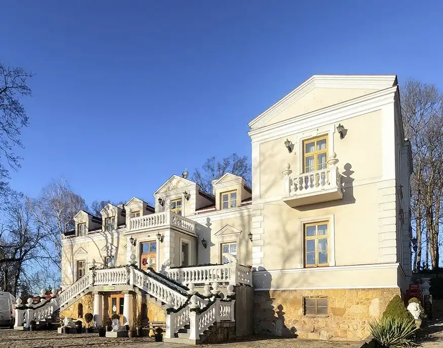 Photos Manoir Tarnowski à Ostrowiec Świętokrzyski avec parc et dépendances