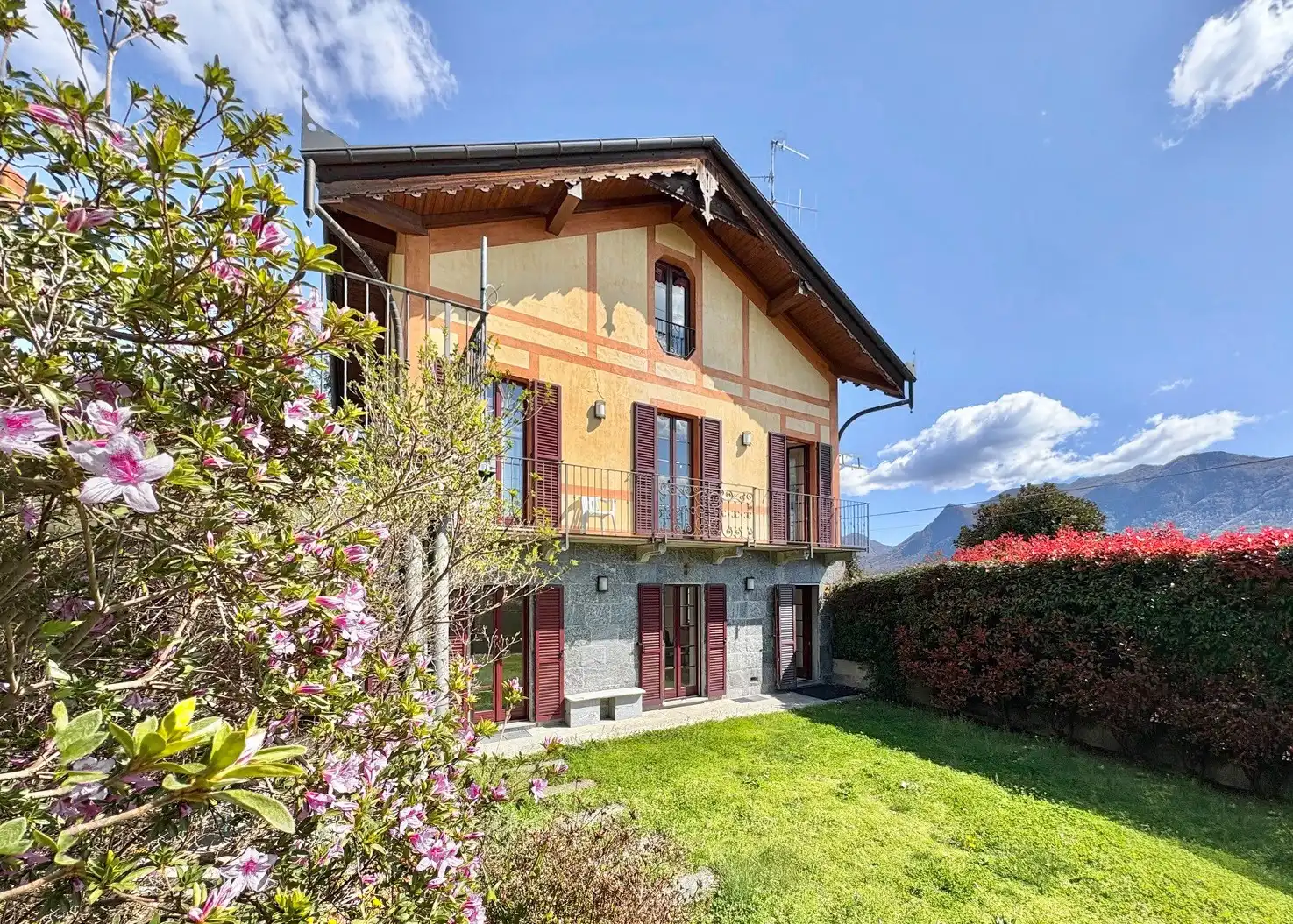 Photos Demeure rénovée avec trois unités d’habitation et vue sur le lac
