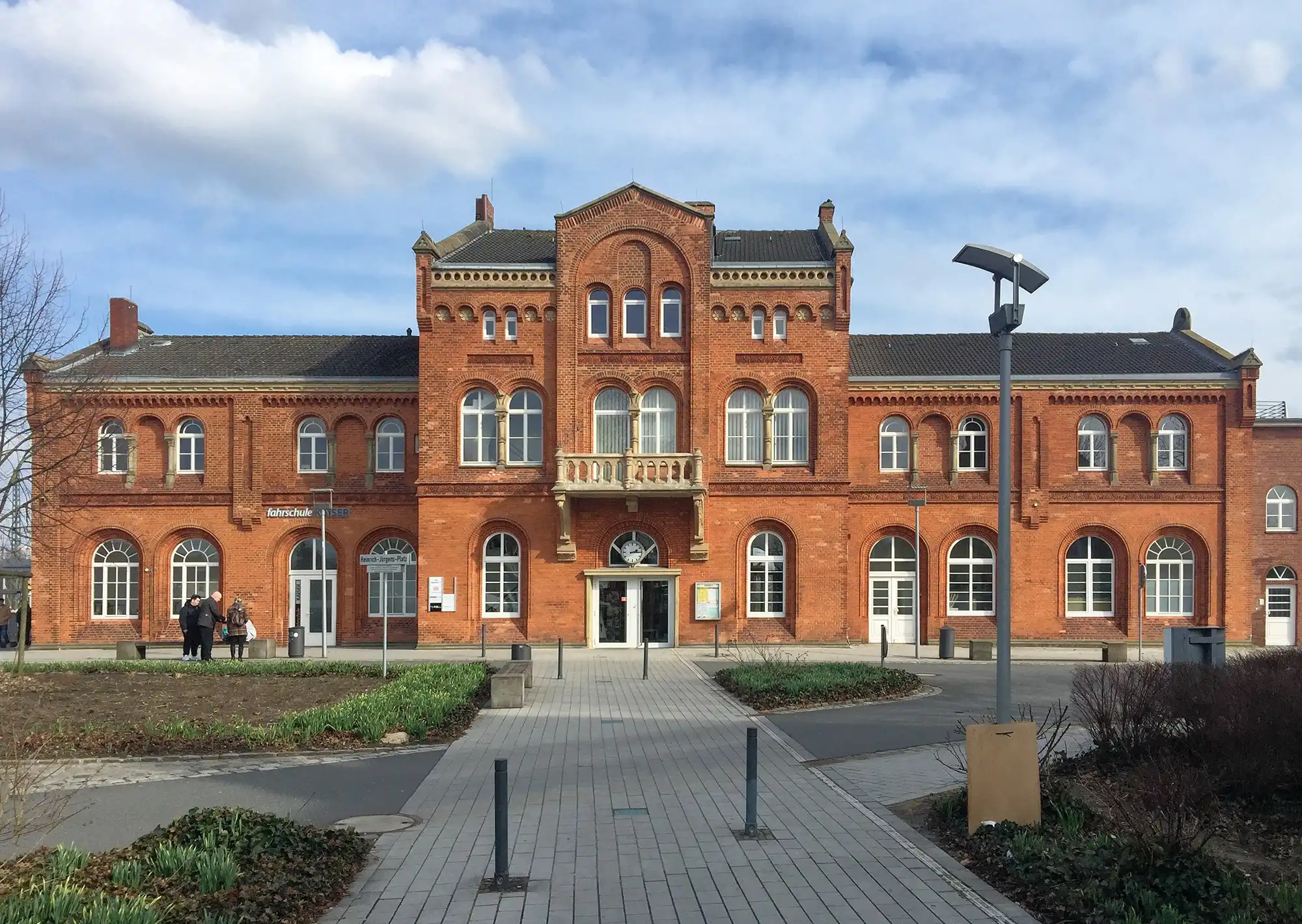 Photos RENDITE TRIFFT ZEITGEIST: Historisches Juwel am Puls der Mobilität – ICE-Bahnhofsgebäude Diepholz