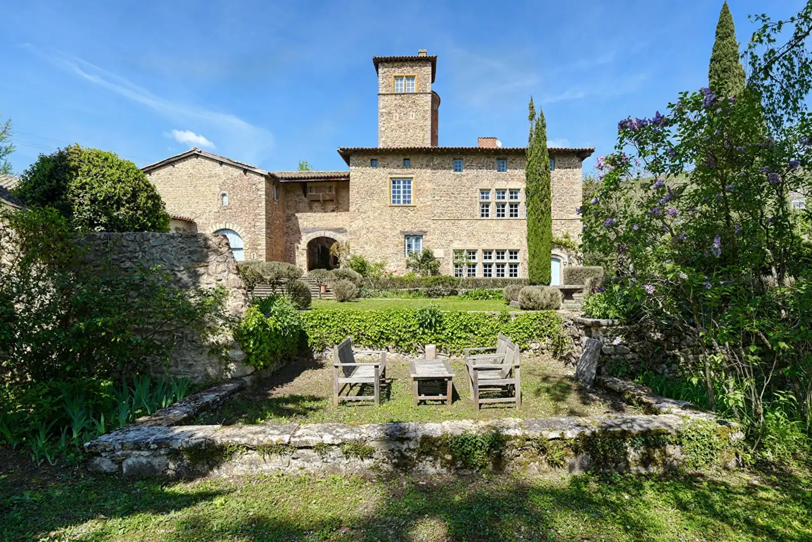 Photos Manoir du XIVe siècle avec parc et dépendances près de Lyon