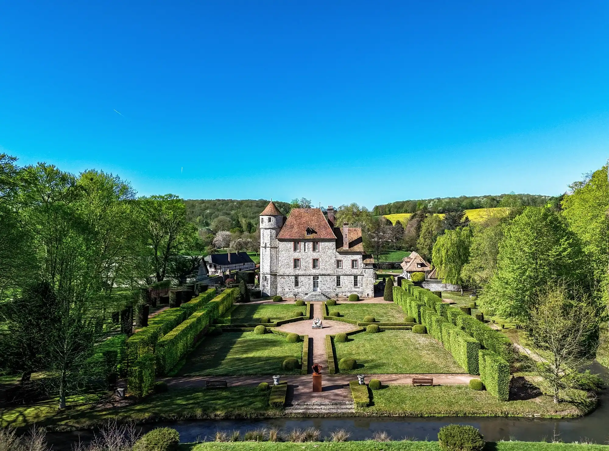 Photos Château médiéval et domaine de 6 maisons en Normandie