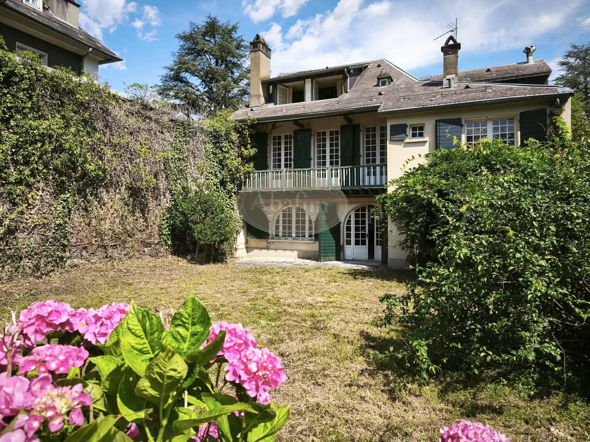 Photos Maison bourgeoise à Bagnères-de-Luchon avec grand jardin et vue sur les Pyrénées