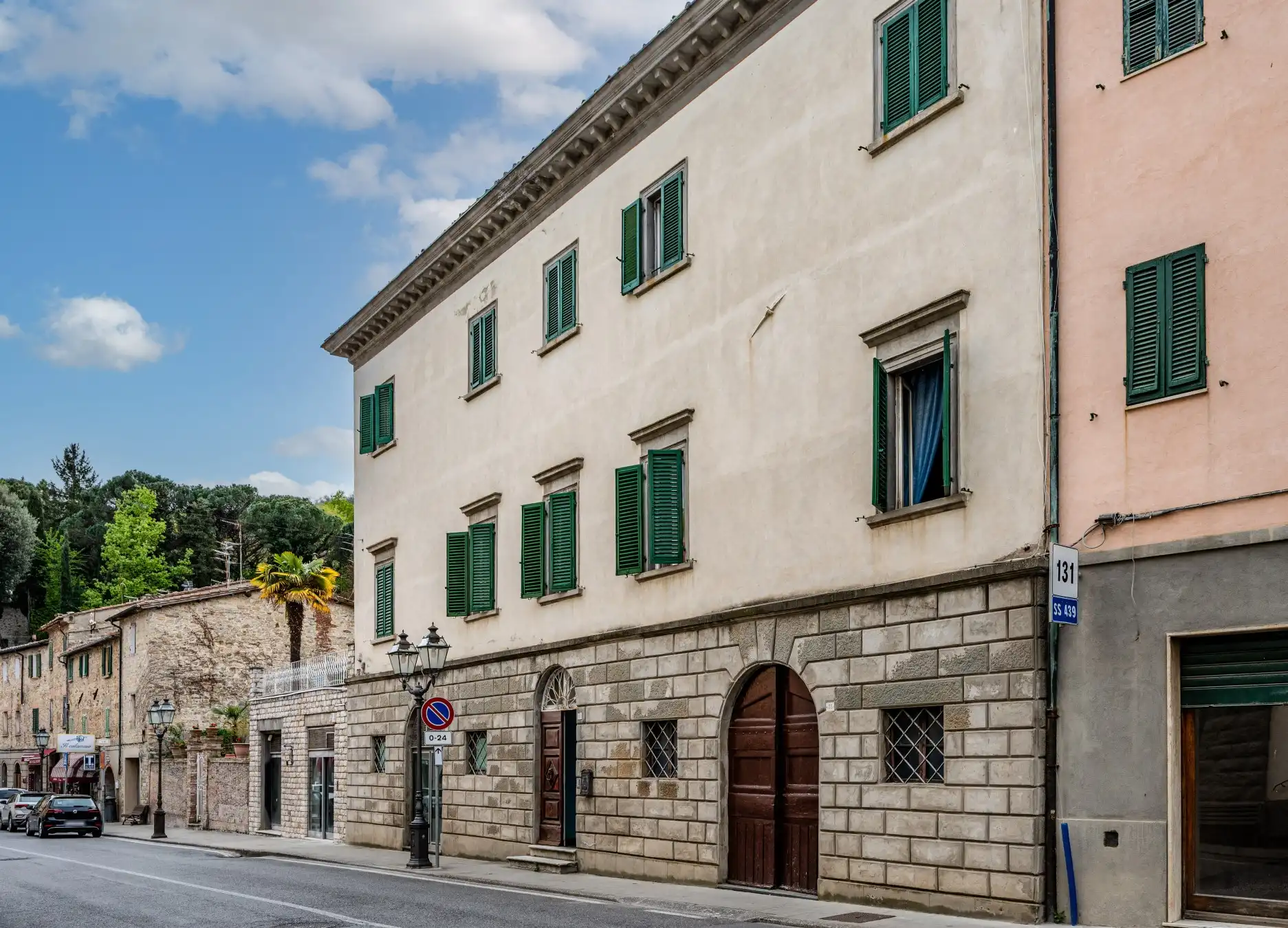 Photos Palazzo storico con parco e potenziale di investimento in Val di Cecina