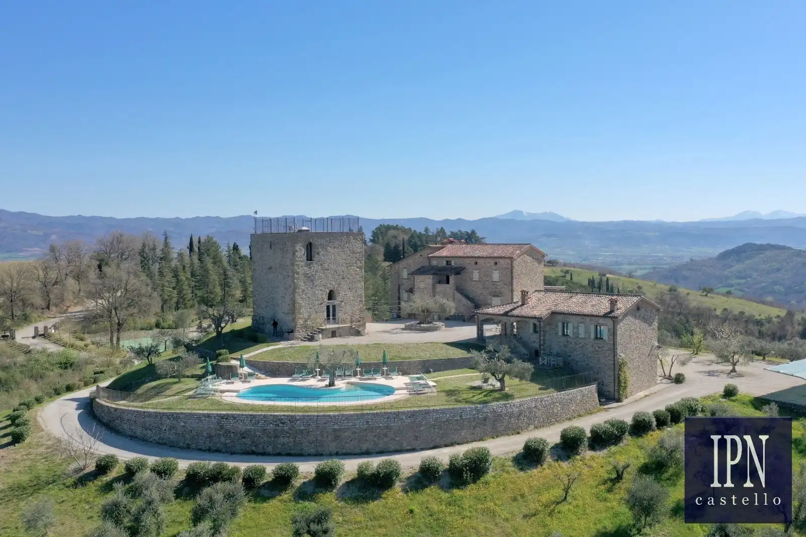 Photos Propriété avec tour médiévale, deux maisons en pierre, 4 unités, piscine et oliveraie