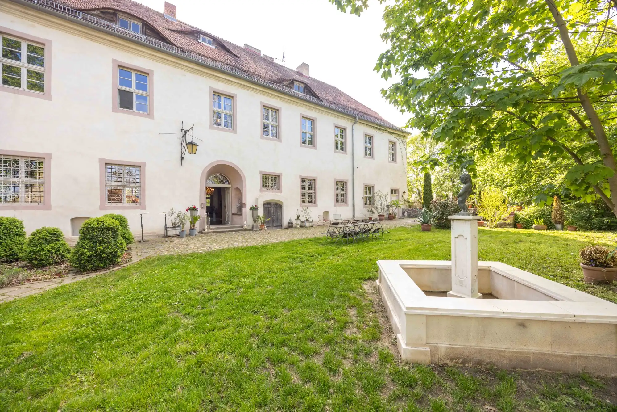 Photos Propriété de la Renaissance près de Berlin avec petit parc et chapelle