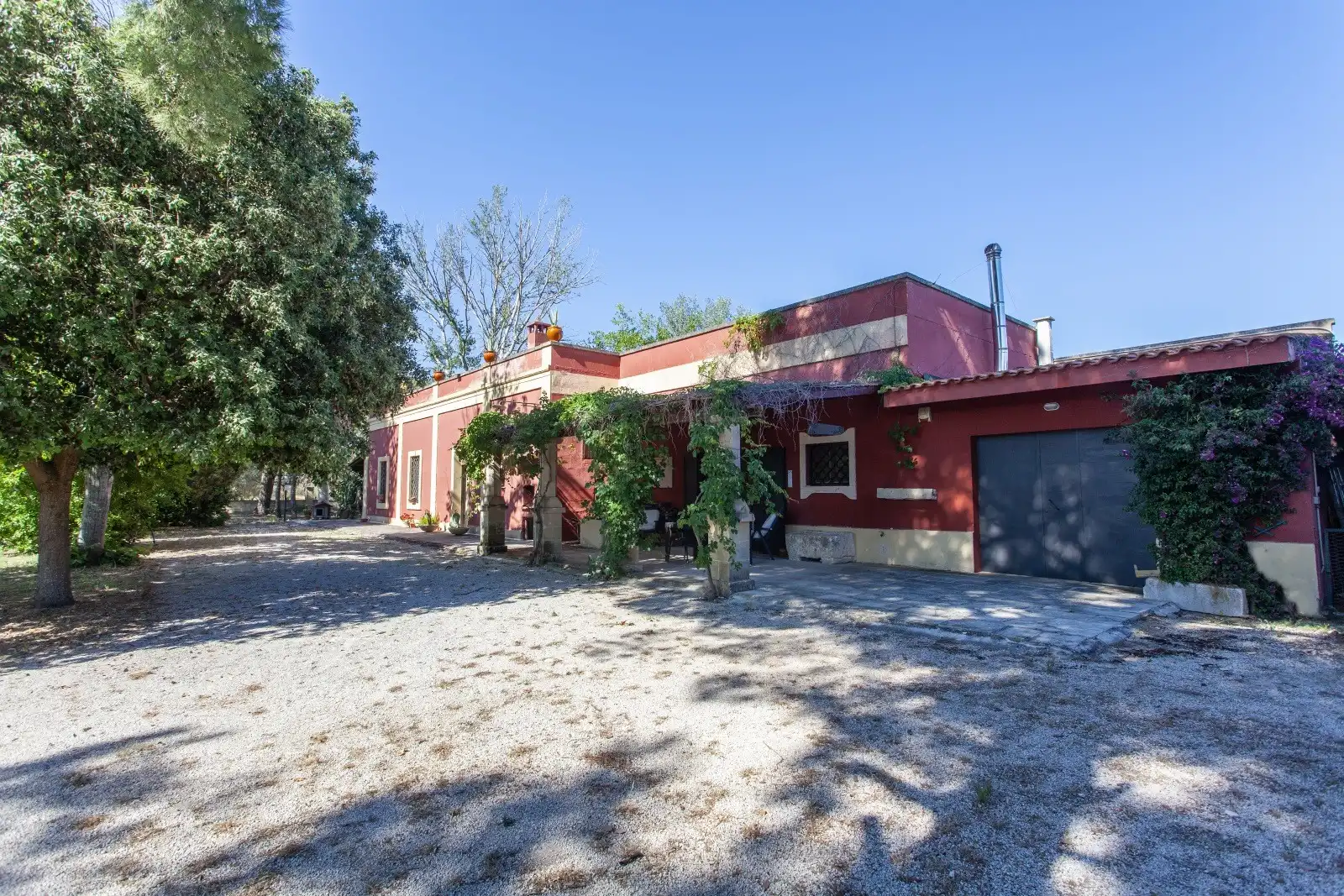 Photos Villa à vendre à Francavilla Fontana avec voûtes en étoile et terrain d'un hectare