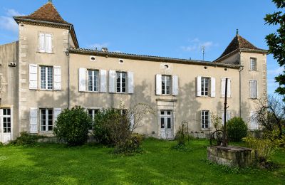 Propriétés historiques, Logis du XVIIIe siècle avec dépendances et étang à Condéon