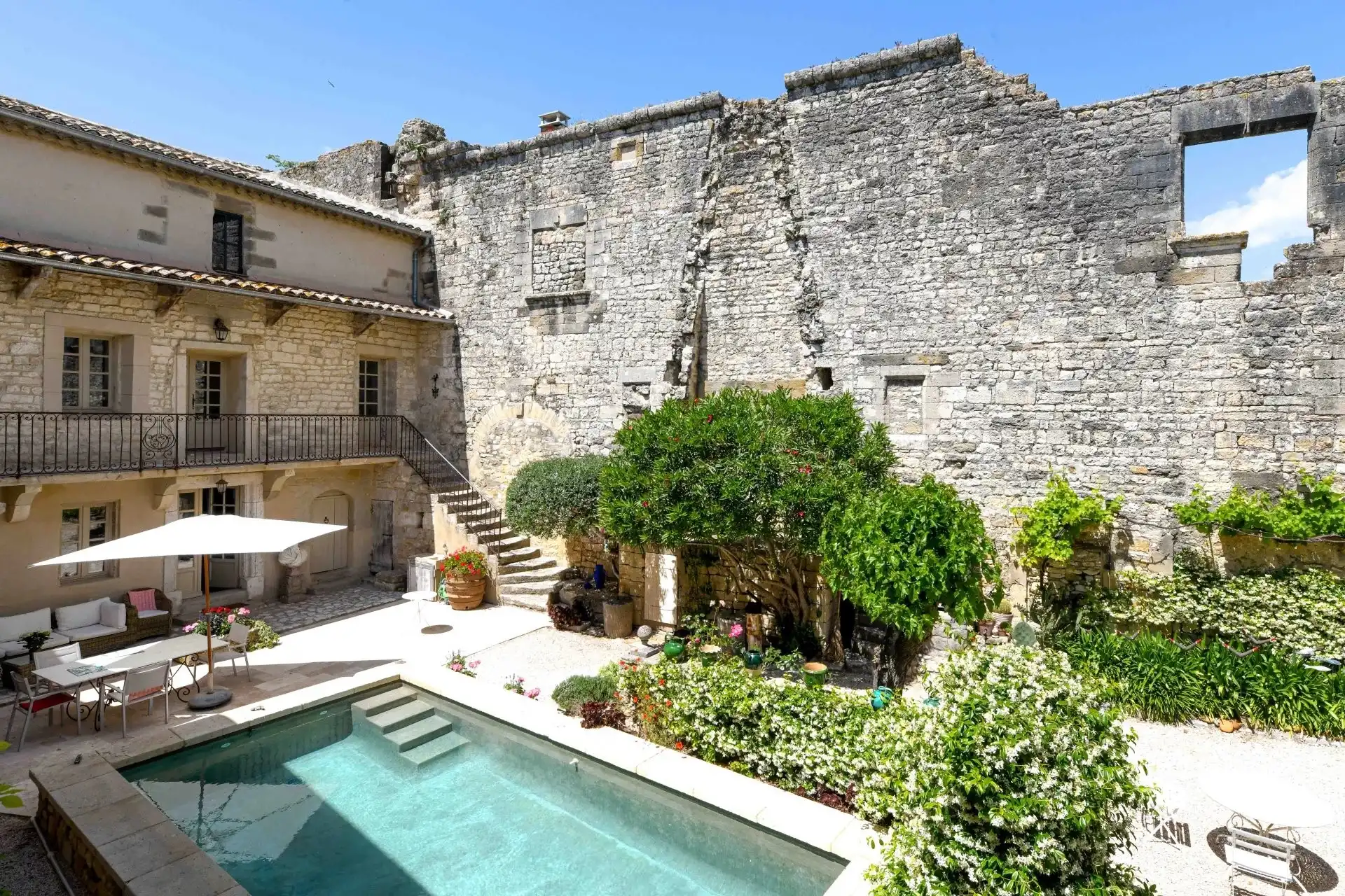 Photos Propriété d'exception avec restauration raffinée proche d'Uzès