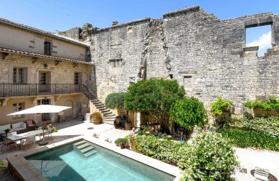 Propriétés historiques, Propriété d'exception avec restauration raffinée proche d'Uzès