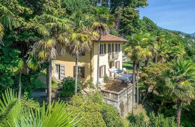 Propriétés, Villa avec parc et plage privée sur le lac Majeur