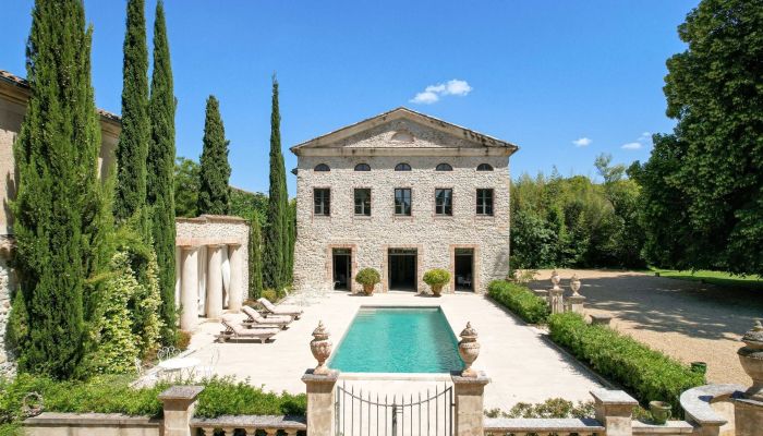 Château Monument Historique du XIVe siècle avec domaine de 7 hectares