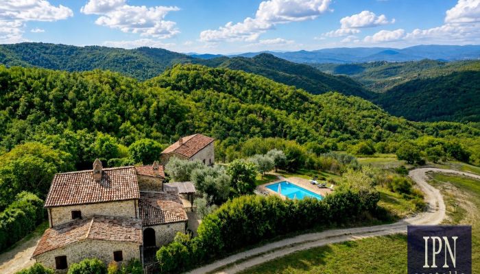 Maison de campagne en Ombrie avec piscine et dépendance