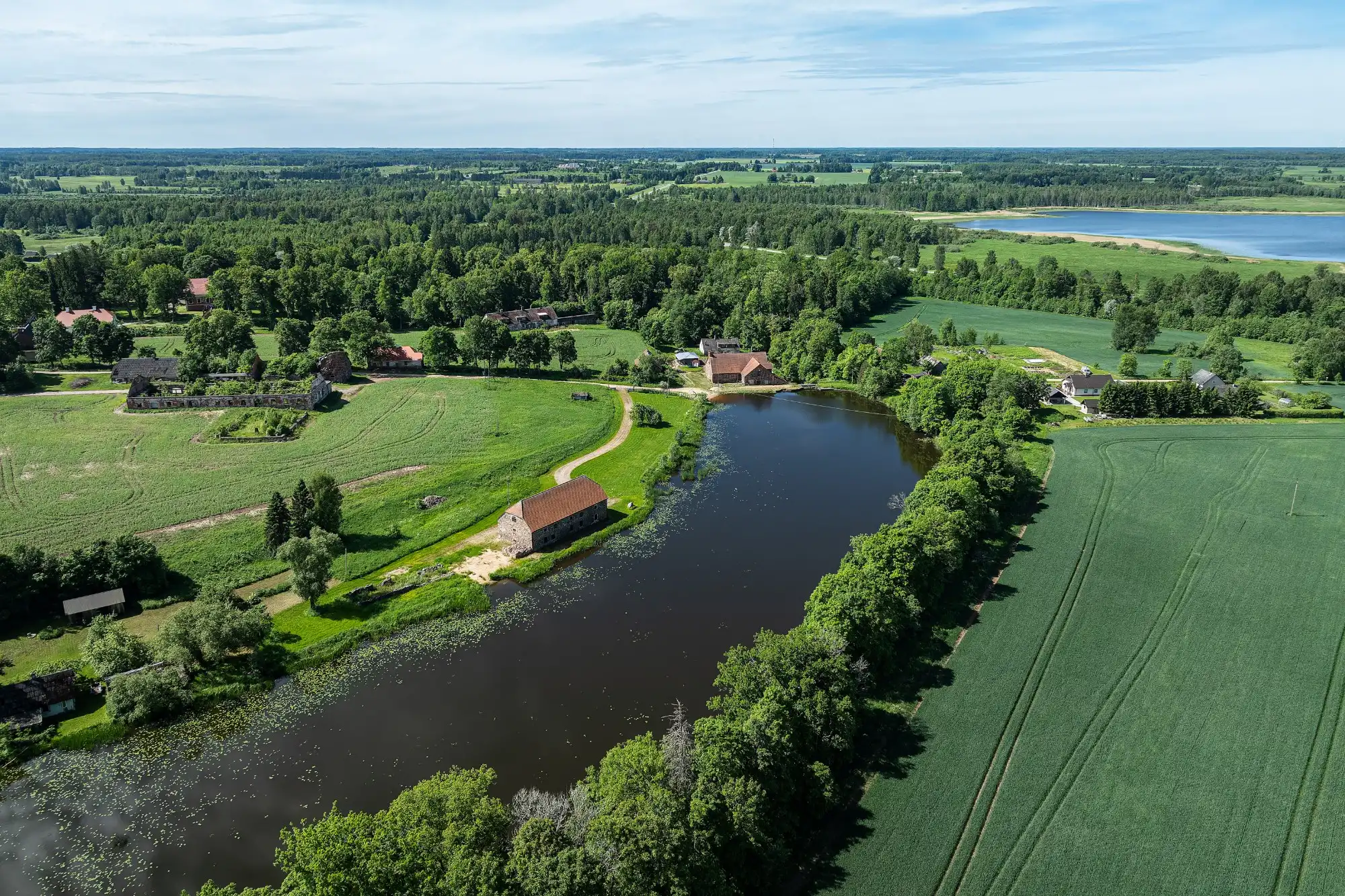 Photos Ancienne brasserie de Õisu mõis au bord du lac