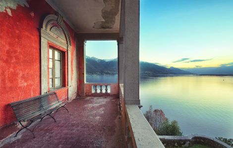 /pp/art_prints/thumb-LakeviewBalcony50.jpg