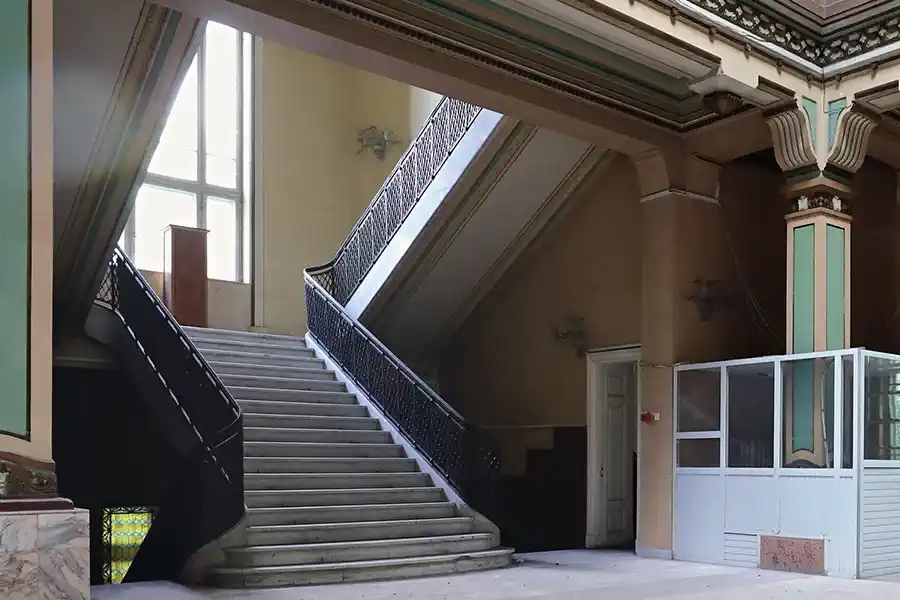 État actuel du grand escalier de marbre, débarrassé du mobilier judiciaire