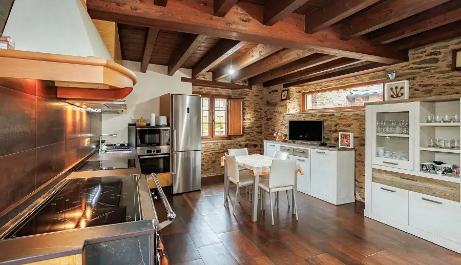 Galice : cuisine rénovée dans une maison en pierre traditionnelle