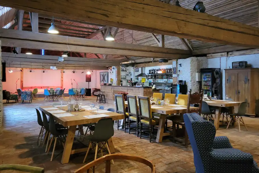 Zaadaptowane budynki gospodarcze przy zamku