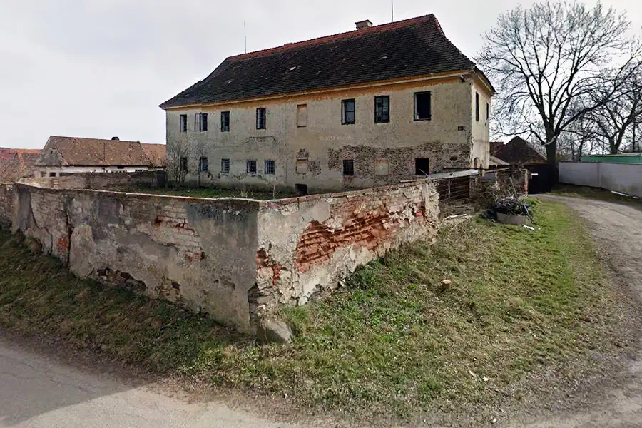 Fasada zamku przed renowacją