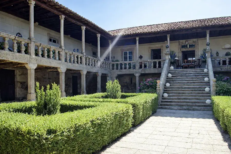 Façade en granit et plan en U du pazo galicien.