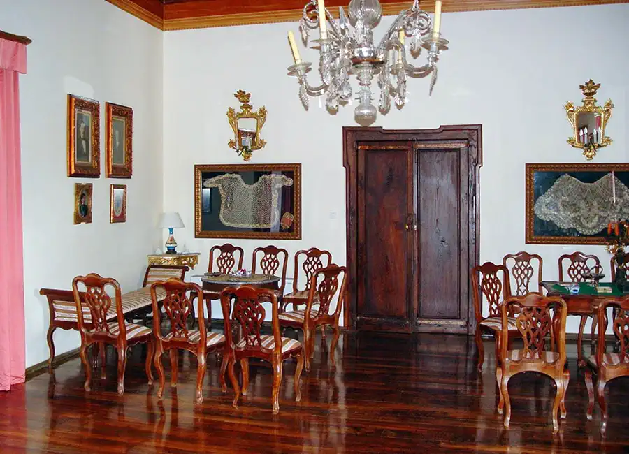 Salle de réception avec mobilier historique et hauts plafonds