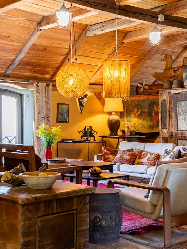 Salon chaleureux avec décoration artistique à Tarczyn