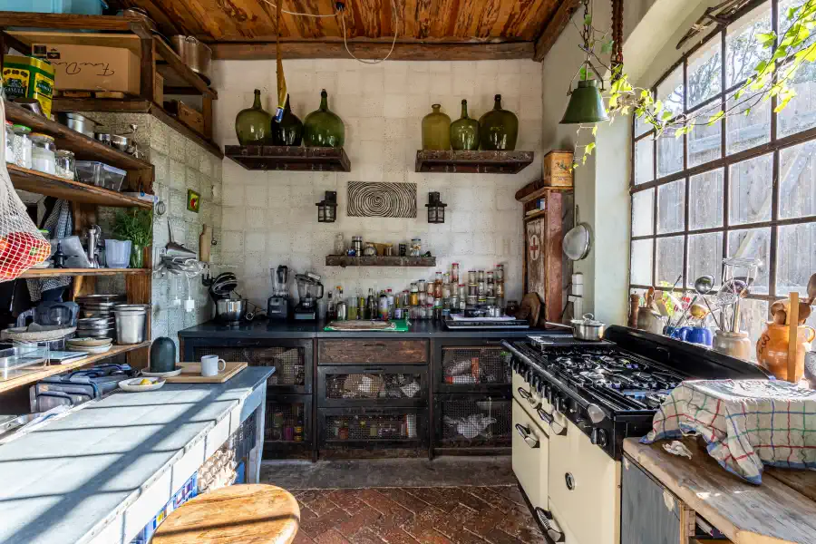 Cuisine vintage avec vieille fenêtre à Tarczyn