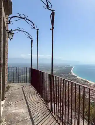 Château avec vue mer dans le centre historique de Nicotera, Nicotera, Calabre