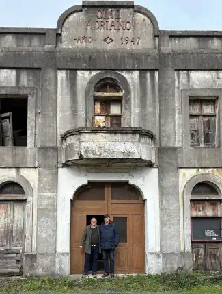 Théâtre d’après-guerre avec grande salle et terrasse sur le toit