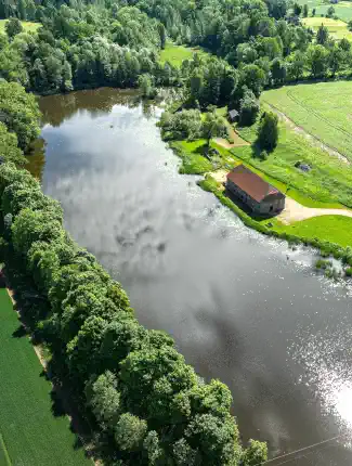 Ancienne brasserie de Õisu mõis au bord du lac