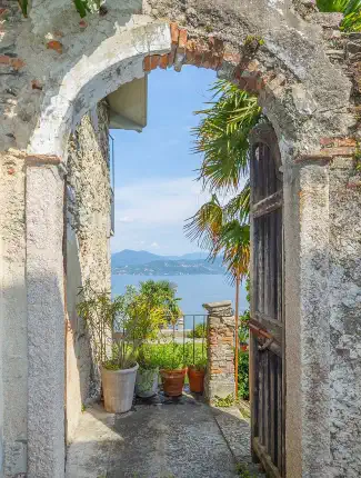 Ancien frantoio avec cour intérieure et vue sur le lac à Germignaga, Germignaga, Lombardie