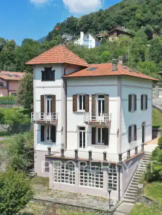 Demeure Art Nouveau avec vue panoramique, près d'Argegno, Dizzasco, Lombardie
