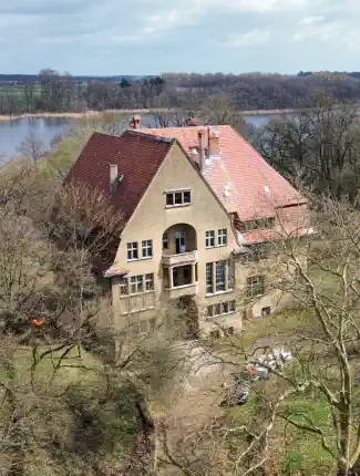Manoir de style réformiste au bord d’un lac à l’ouest de Poznań, Lubosz, Grande-Pologne