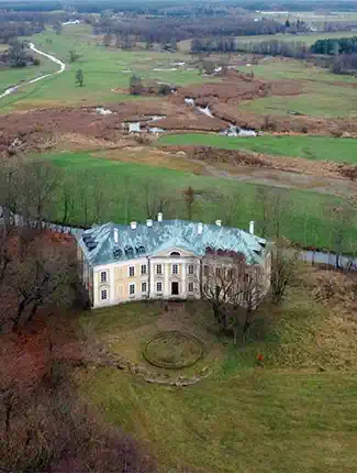 Manoir classique au nord de Varsovie – Monument historique en cadre naturel préservé, Pologne