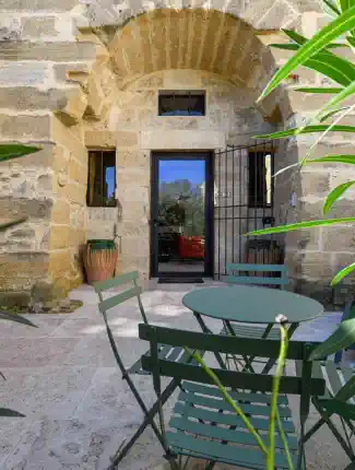 Ancien moulin à huile rénové avec volumes exceptionnels dans village avec commerces, Uzès, Occitanie