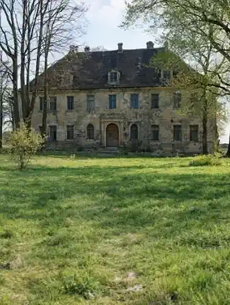 Domaine avec manoir, dépendances et parc dans la région frontalière polono-allemande, Kostrzyna, Basse-Silésie