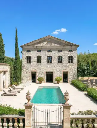 Château Monument Historique du XIVe siècle avec domaine de 7 hectares, Uzès, Occitanie
