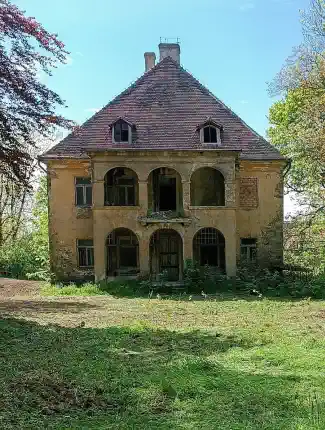 Domaine avec manoir, dépendances et parc dans la région frontalière polono-allemande, Kostrzyna, Basse-Silésie